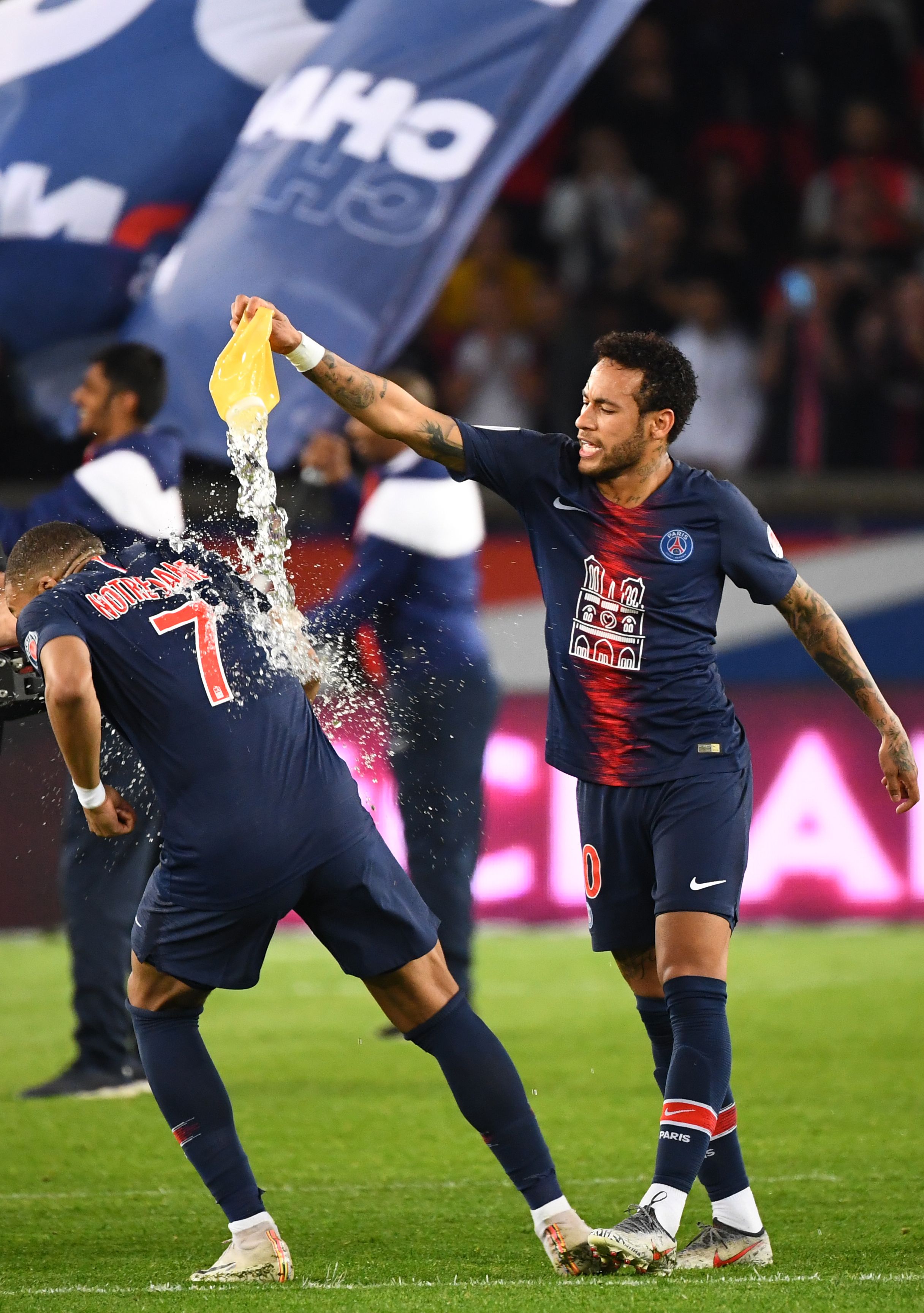 NBA：勇士险胜小牛 库里关键三分救主