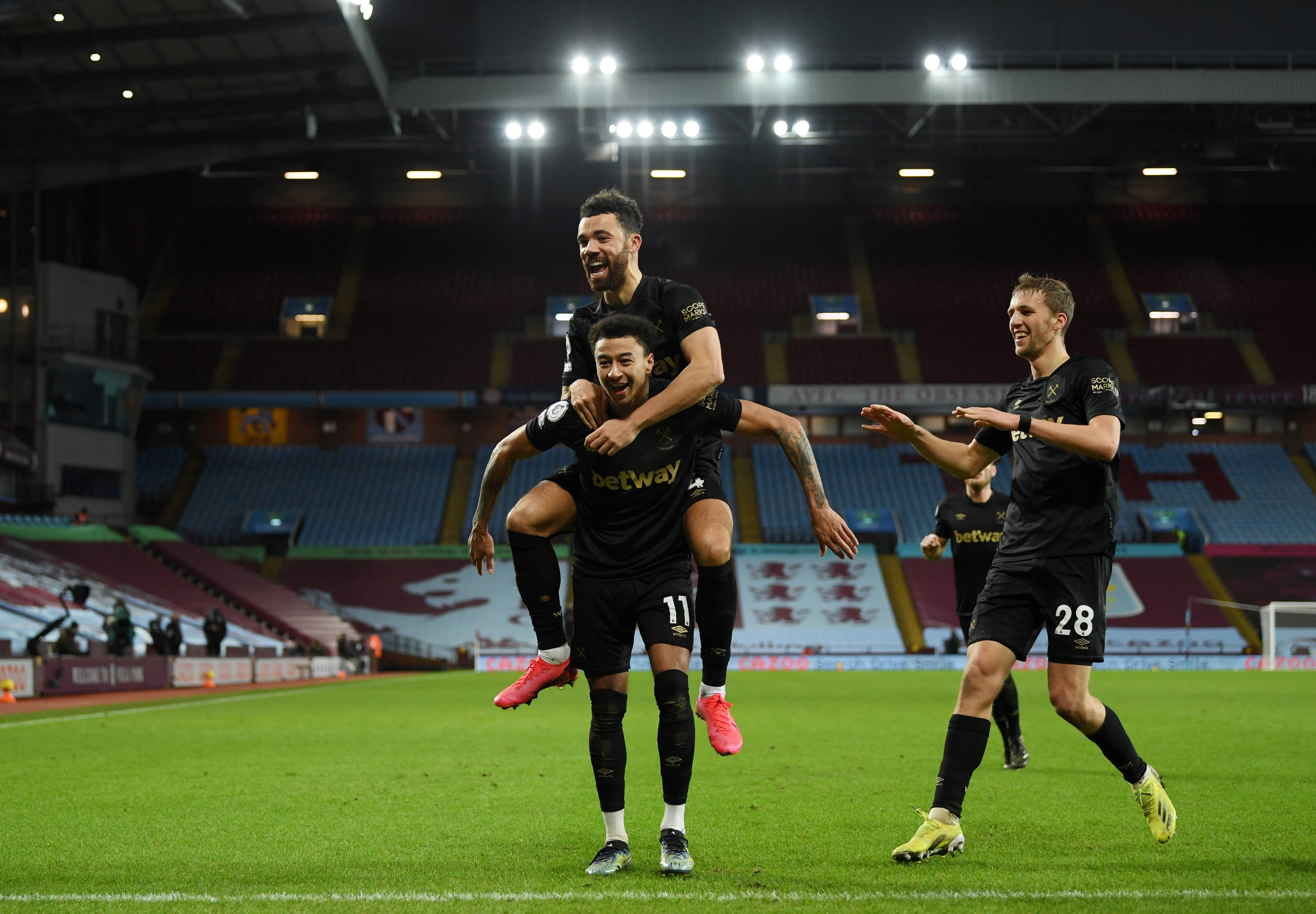 西媒：多名巴萨球员主动找到弗里克，愿弥补阿劳霍缺阵影响（西媒：巴萨多名球员主动向弗里克请缨，力争弥补阿劳霍缺席影响）