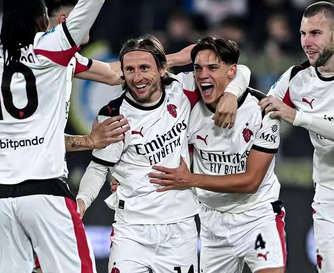 罗马诺：切尔西同时追求哈维-西蒙斯与加纳乔，他俩互不冲突