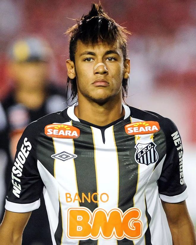 文化输出，巴西选手穿申花球衣参加绝地求生总决赛（巴西选手身披申花球衣征战绝地求生总决赛，彰显文化输出）