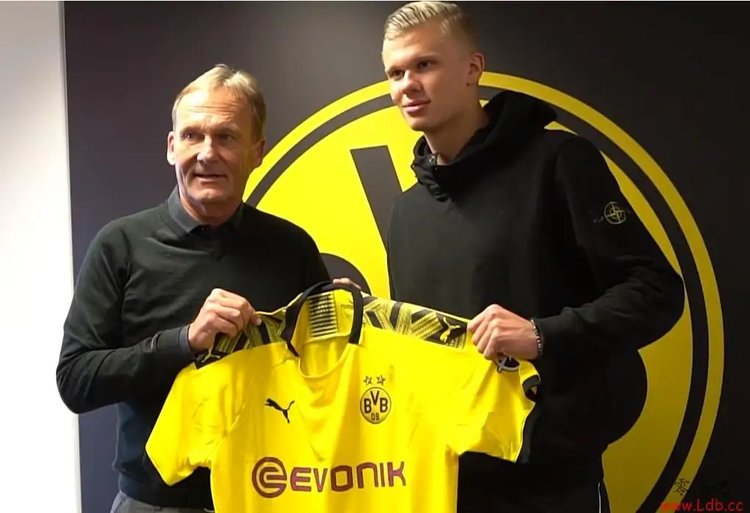 足球曝某豪门将出售队内三名老将，重建计划开启（曝足坛某豪门拟出售三名老将，重建进程启动）