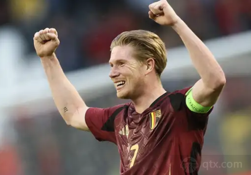 雪花飘飘北风萧萧，记者：世界杯抽签仪式场外下着大雪