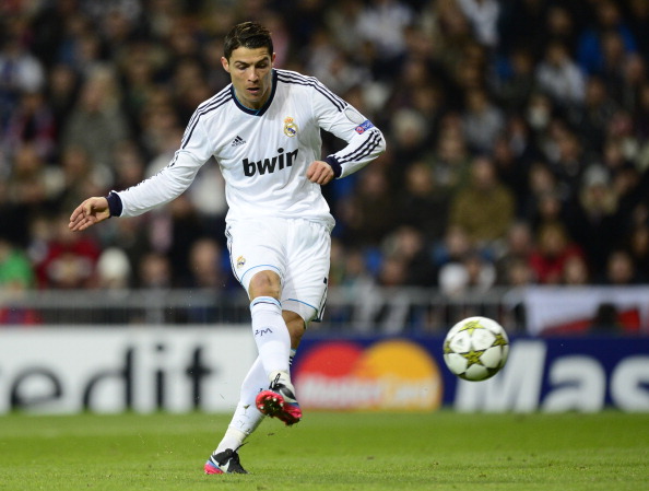 足球世界杯主题周边开售，球迷抢购（世界杯足球周边上新，球迷热购）