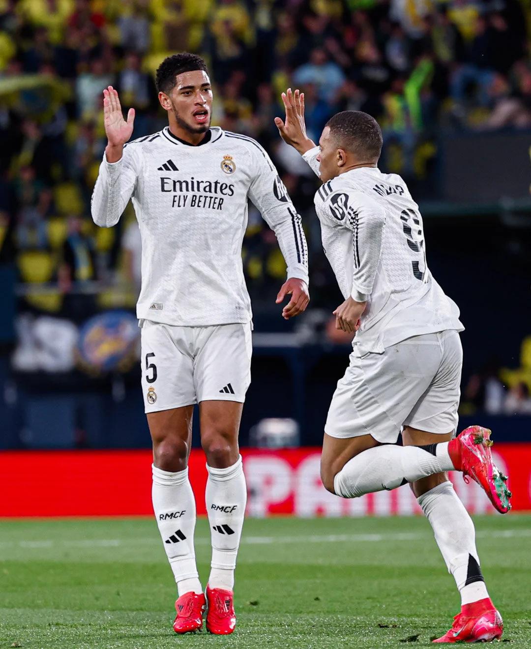 利物浦发角球期间 萨拉赫和亨德森聊了很久