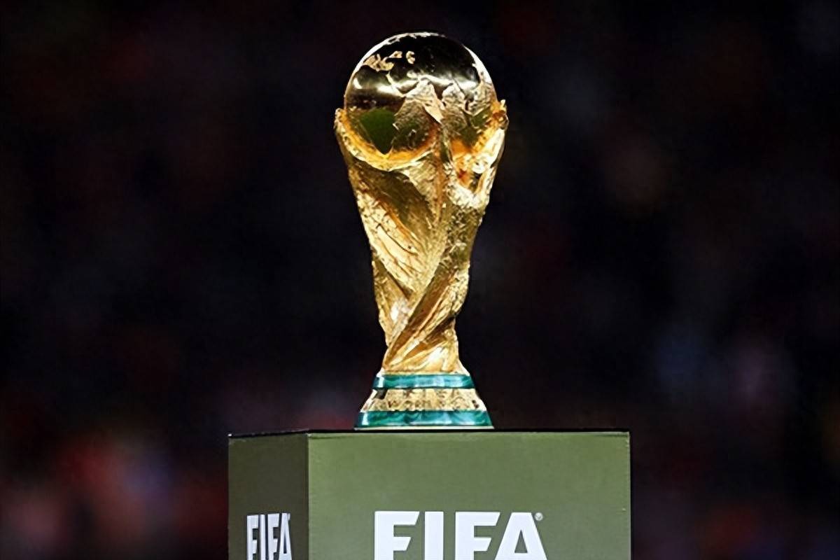 詹姆斯高空接力扣篮，点燃全场