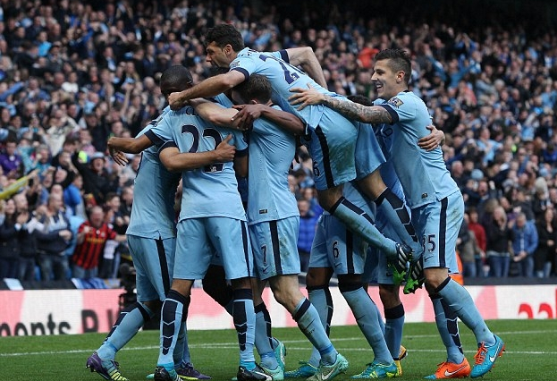 马菲奥向镜头做5比2手势 嘲讽皇马5比2不敌巴萨（马菲奥对镜比出5-2手势，讥讽皇马5-2不敌巴萨）