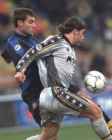 夺冠大热直接对话，阿森纳、拜仁位列欧冠夺冠赔率榜前二（欧冠赔率榜前二对碰：阿森纳与拜仁上演冠军热门之战）